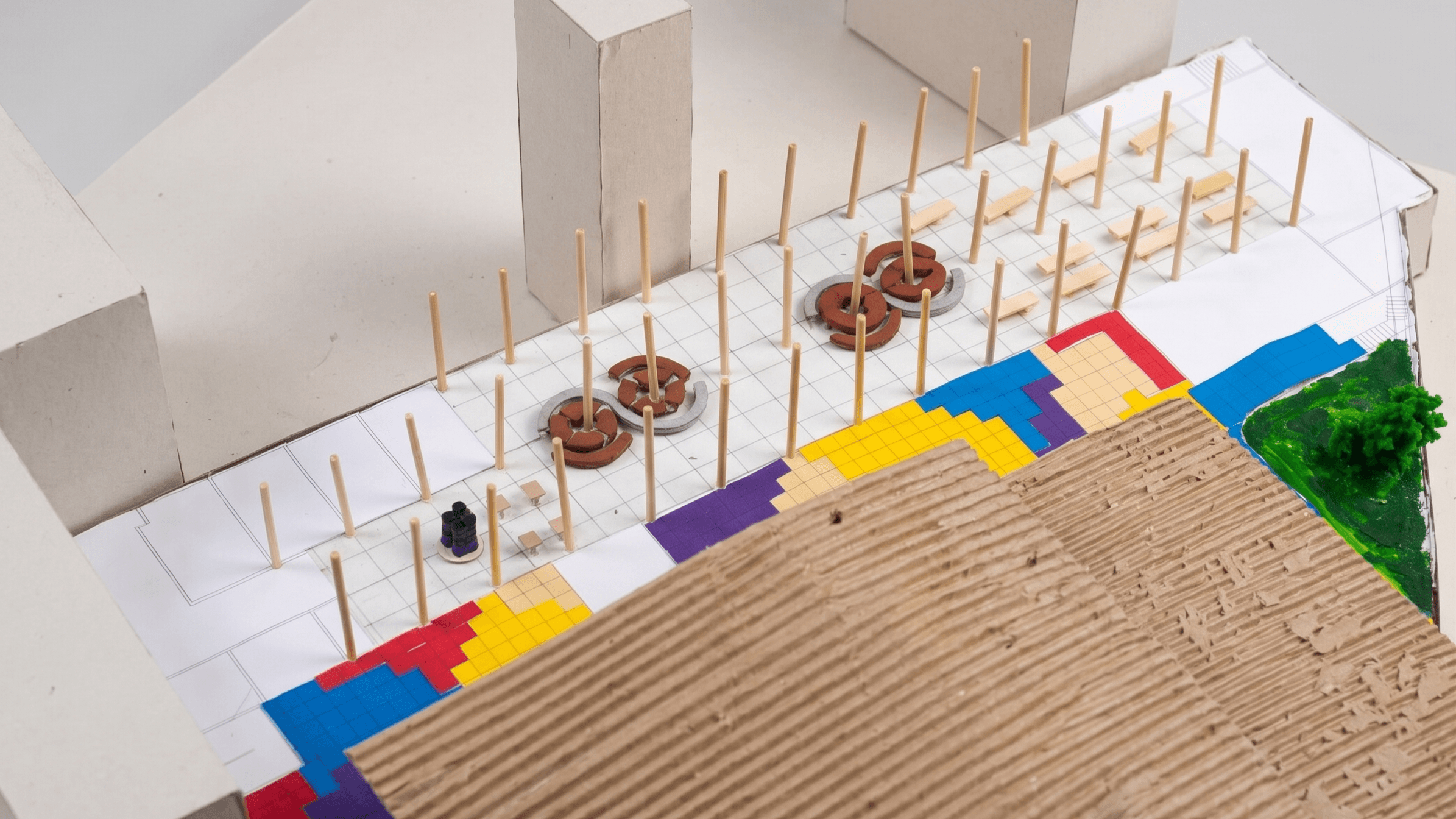 Fotografia em estúdio sob ângulo alternativo da maquete física do pátio.